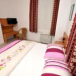לינה וארוחת בוקר Fontana טרוגיר